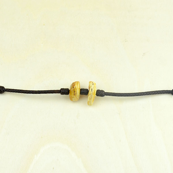 02003-2 Baltic amber bracelet made of English pelibuey leather, highly appreciated for its hardness and resistance. Traced by hand by Mexican artisans. NO GLUE, no uncomfortable knots, authentic craftsmanship and technique inspired by Mão Gaúcha.