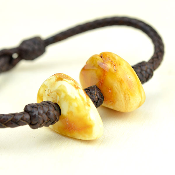 02003-4 Baltic amber bracelet made of English pelibuey leather, highly appreciated for its hardness and resistance. Traced by hand by Mexican artisans. NO GLUE, no uncomfortable knots, authentic craftsmanship and technique inspired by Mão Gaúcha.