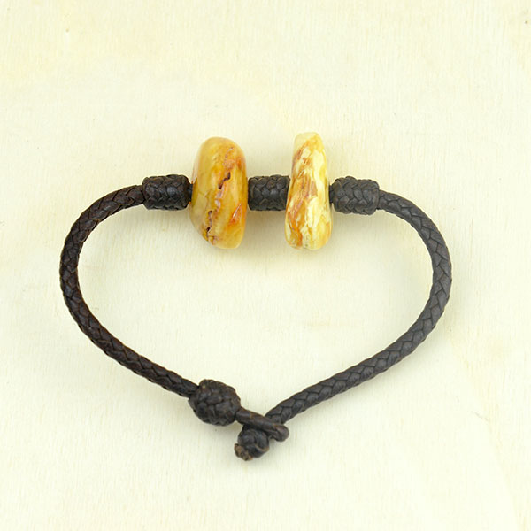 02003 Baltic amber bracelet made of English pelibuey leather, highly appreciated for its hardness and resistance. Traced by hand by Mexican artisans. NO GLUE, no uncomfortable knots, authentic craftsmanship and technique inspired by Mão Gaúcha.