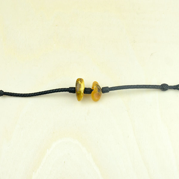 Baltic amber bracelet made of English pelibuey leather, highly appreciated for its hardness and resistance. Traced by hand by Mexican artisans. NO GLUE, no uncomfortable knots, authentic craftsmanship and technique inspired by Mão Gaúcha.