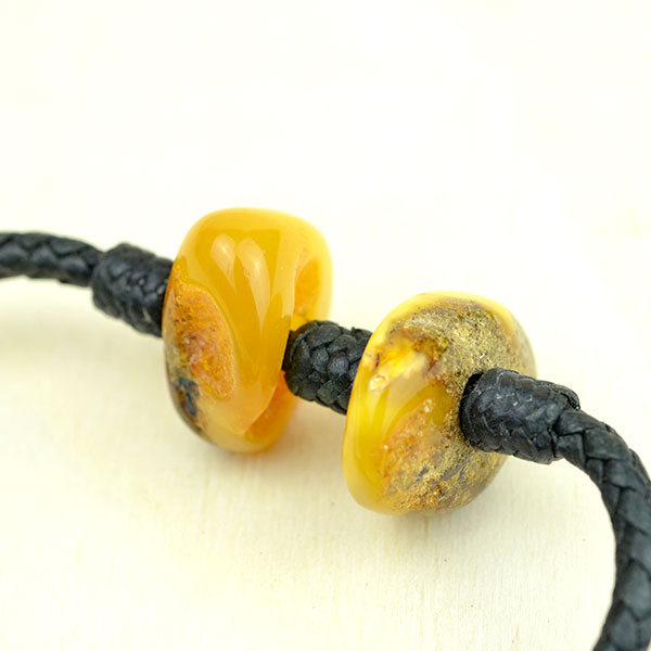 02005-3 Baltic amber bracelet made of English pelibuey leather, highly appreciated for its hardness and resistance. Traced by hand by Mexican artisans. NO GLUE, no uncomfortable knots, authentic craftsmanship and technique inspired by Mão Gaúcha.
