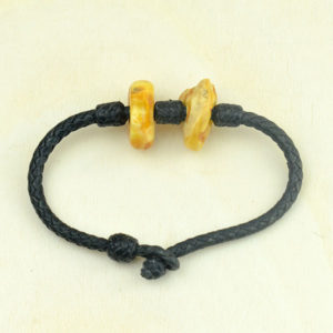 Baltic amber bracelet made of English pelibuey leather, highly appreciated for its hardness and resistance. Traced by hand by Mexican artisans. NO GLUE, no uncomfortable knots, authentic craftsmanship and technique inspired by Mão Gaúcha.