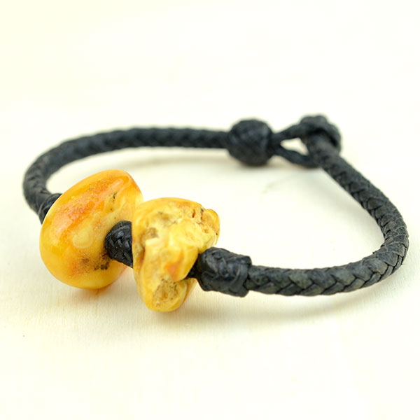 Baltic amber bracelet made of English pelibuey leather, highly appreciated for its hardness and resistance. Traced by hand by Mexican artisans. NO GLUE, no uncomfortable knots, authentic craftsmanship and technique inspired by Mão Gaúcha.