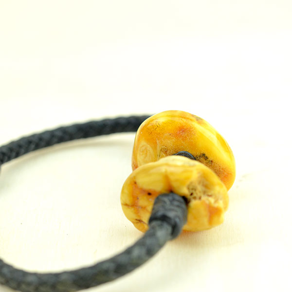 02005-6 Baltic amber bracelet made of English pelibuey leather, highly appreciated for its hardness and resistance. Traced by hand by Mexican artisans. NO GLUE, no uncomfortable knots, authentic craftsmanship and technique inspired by Mão Gaúcha.