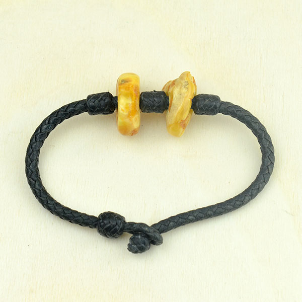02005 Baltic amber bracelet made of English pelibuey leather, highly appreciated for its hardness and resistance. Traced by hand by Mexican artisans. NO GLUE, no uncomfortable knots, authentic craftsmanship and technique inspired by Mão Gaúcha.